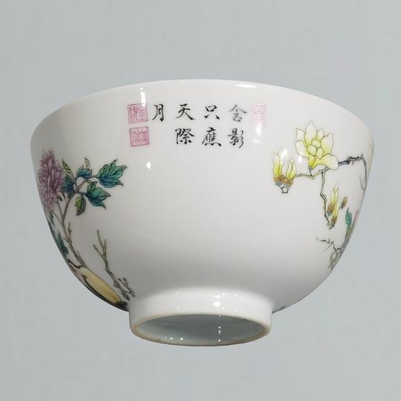 東京蕓術(shù)清乾隆 琺瑯彩花石錦雞圖碗