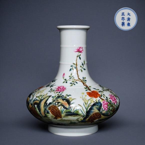 東京蕓術(shù)清雍正 粉彩安居樂業(yè)紋扁肚瓶