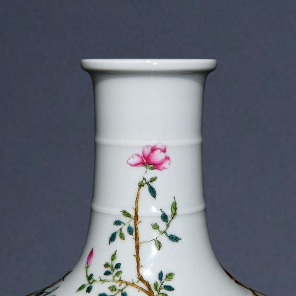 東京蕓術(shù)清雍正 粉彩安居樂業(yè)紋扁肚瓶