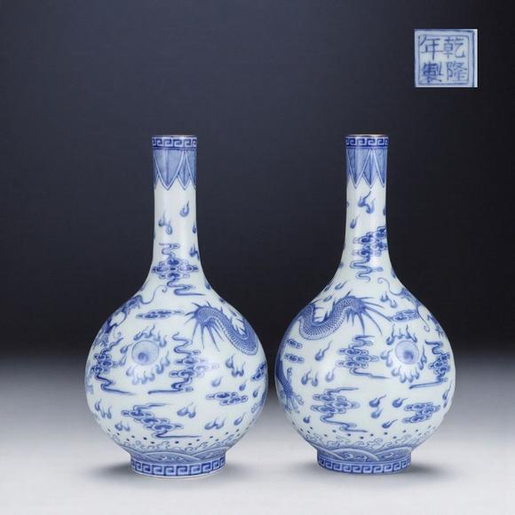 東京蕓術(shù)清乾隆 青花五龍紋膽式天球瓶一對