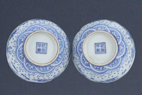東京蕓術(shù)清乾隆 青花五龍紋膽式天球瓶一對