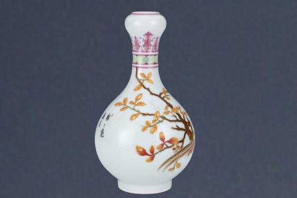 東京蕓術(shù)清乾隆 粉彩花鳥紋蒜頭瓶