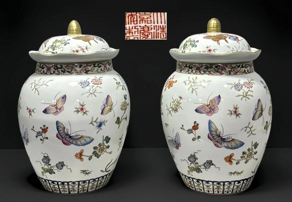 東京蕓術(shù)清嘉慶 粉彩折枝花卉蝴蝶紋將軍罐