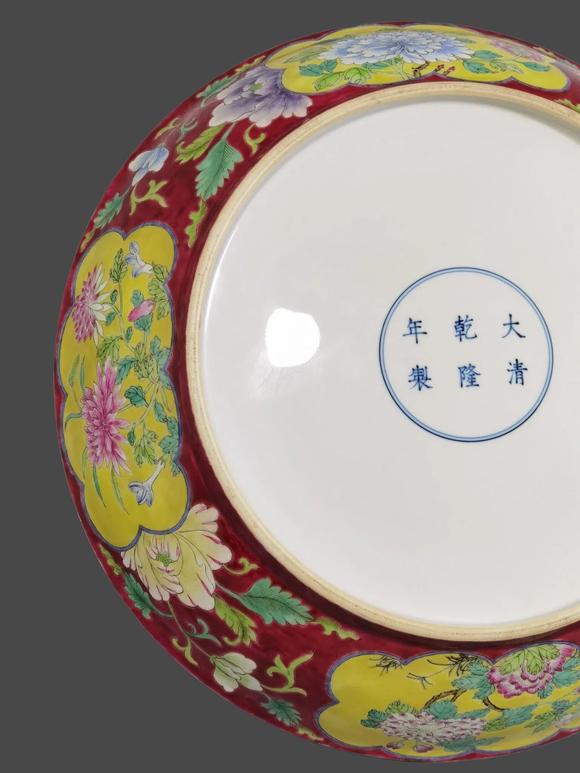 東京蕓術(shù)清乾隆 胭脂紅地粉彩開(kāi)窗花卉五福壽大盤(pán)