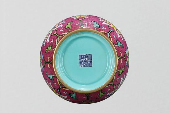 東京蕓術(shù)清乾隆 琺瑯彩趴花八卦轉(zhuǎn)心瓶
