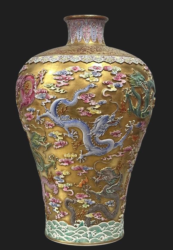 東京蕓術(shù)清亁隆 琺瑯彩金地雕刻九龍紋梅瓶