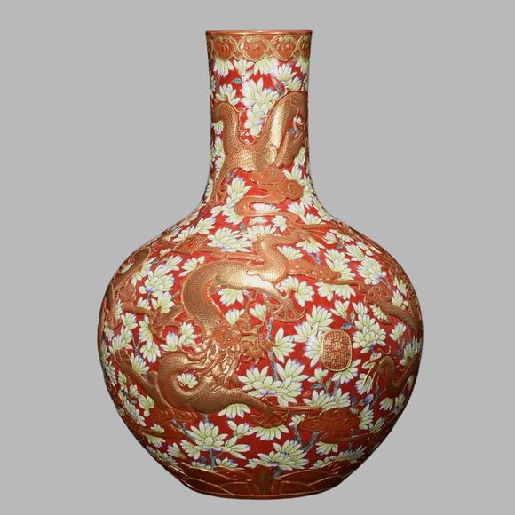 東京蕓術清乾隆 粉彩礬紅浮雕鎏金龍紋天球瓶