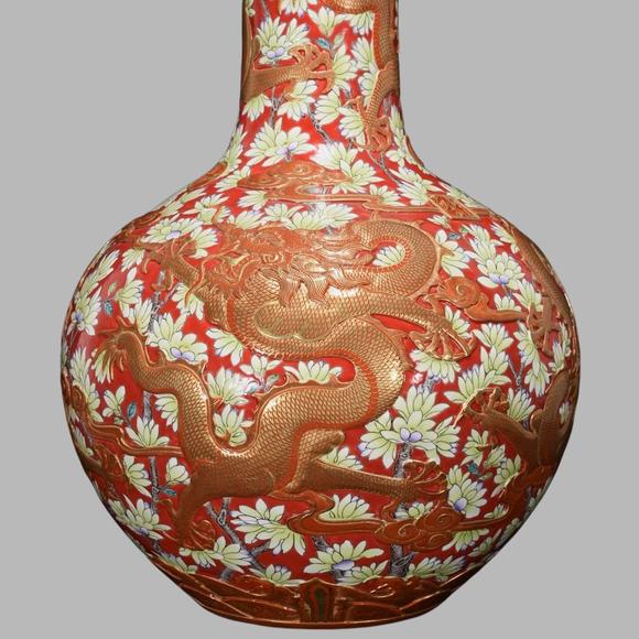 東京蕓術清乾隆 粉彩礬紅浮雕鎏金龍紋天球瓶