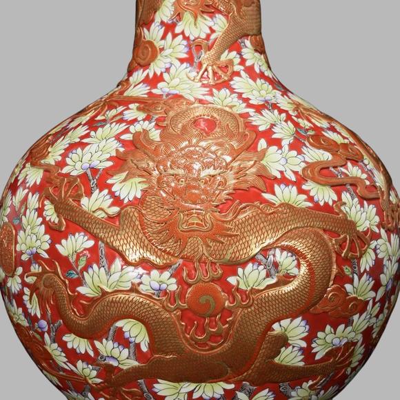 東京蕓術清乾隆 粉彩礬紅浮雕鎏金龍紋天球瓶