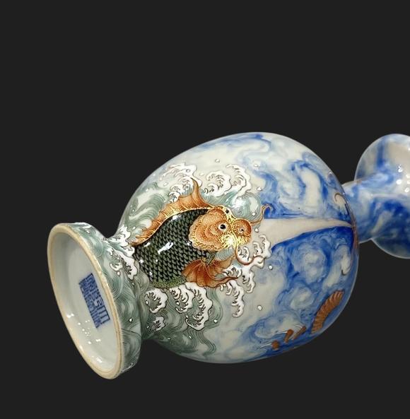 東京蕓術(shù)清乾隆 琺瑯彩鯉魚跳龍門紋小瓶
