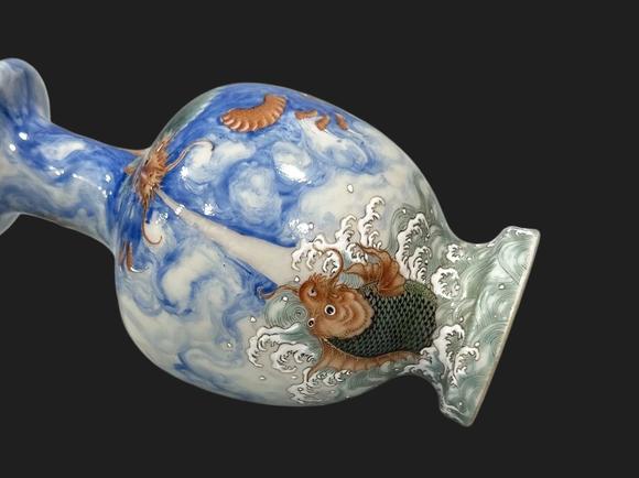 東京蕓術(shù)清乾隆 琺瑯彩鯉魚跳龍門紋小瓶