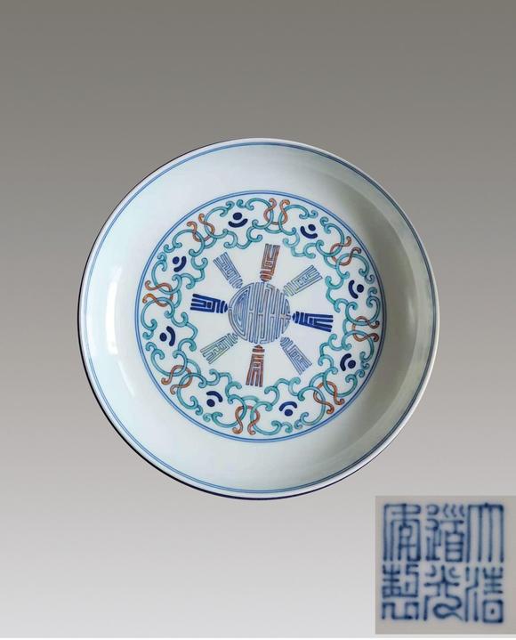 北京萬(wàn)歷斗彩纏枝花卉八壽紋盤