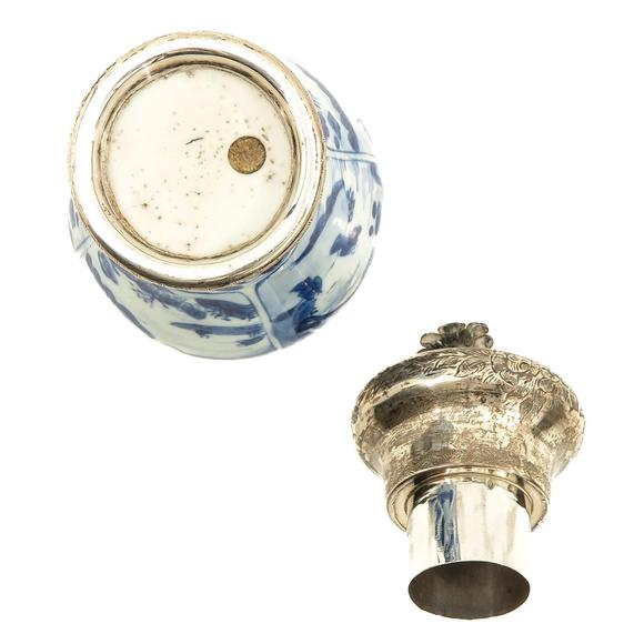 Castle AuctionA blue and white tea caddy