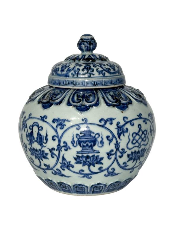 Castle AuctionA Chinese lided Blue&White jar, Ming Dynasty Pr. 