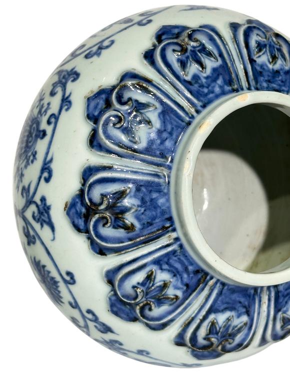 Castle AuctionA Chinese lided Blue&White jar, Ming Dynasty Pr. 