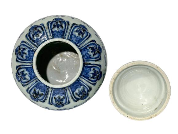Castle AuctionA Chinese lided Blue&White jar, Ming Dynasty Pr. 