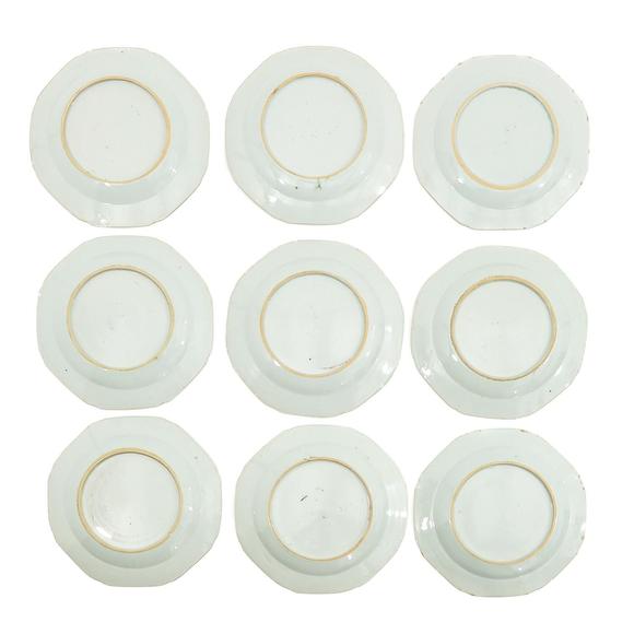 Castle AuctionA collection of 25 blue and white plates