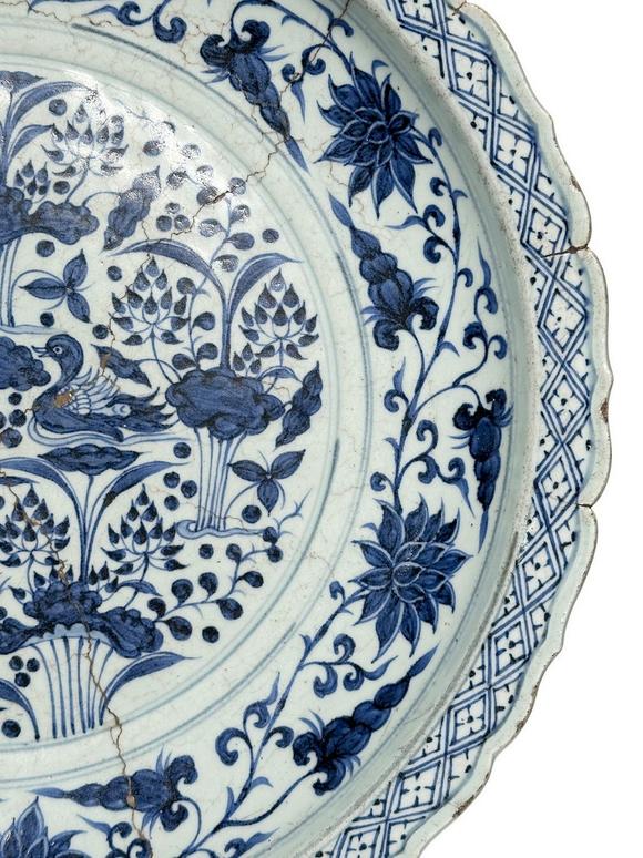 Castle AuctionAn extra large size of blue and white plater with pattern of mandarin ducks on the lotus pond, Ming Dynasty Pr. 