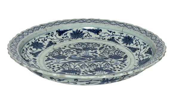 Castle AuctionAn extra large size of blue and white plater with pattern of mandarin ducks on the lotus pond, Ming Dynasty Pr. 