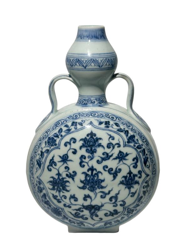 Castle AuctionA Chinese moonflask Blue and white vase, Ming Dynasty Pr. 