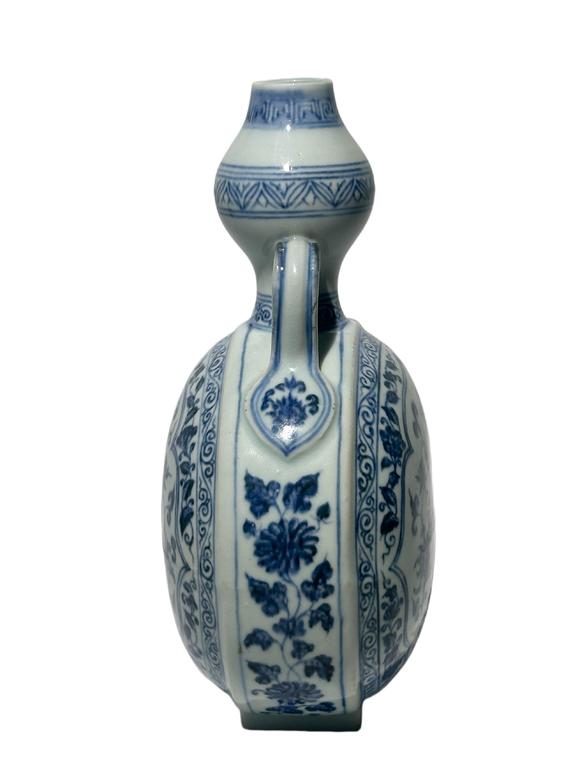 Castle AuctionA Chinese moonflask Blue and white vase, Ming Dynasty Pr. 