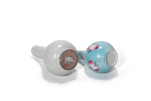 Castle AuctionA Pair of Porcelain Yuhuchun Vases, 18th–19th C Pr.