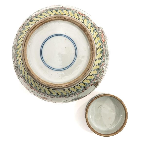 Castle AuctionA famille verte jar with cover