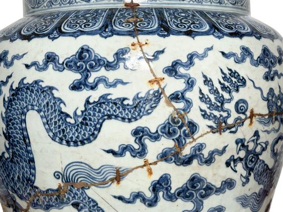 Castle AuctionAn extra large size of Blue-and-white jar with cloud-dragon patterned, Ming Dynasty Pr. 