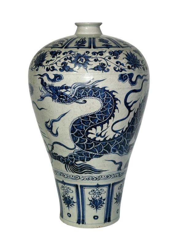 Castle AuctionA Chinese blue-and-white plum vase, Ming Dynasty Pr. 