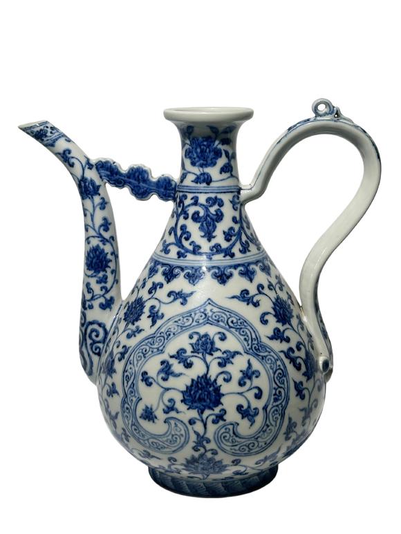 Castle AuctionA Chinese blue-and-white teapot, Ming Dynasty Pr. 