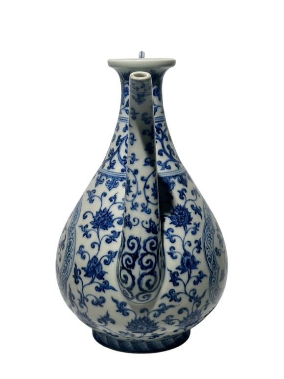 Castle AuctionA Chinese blue-and-white teapot, Ming Dynasty Pr. 