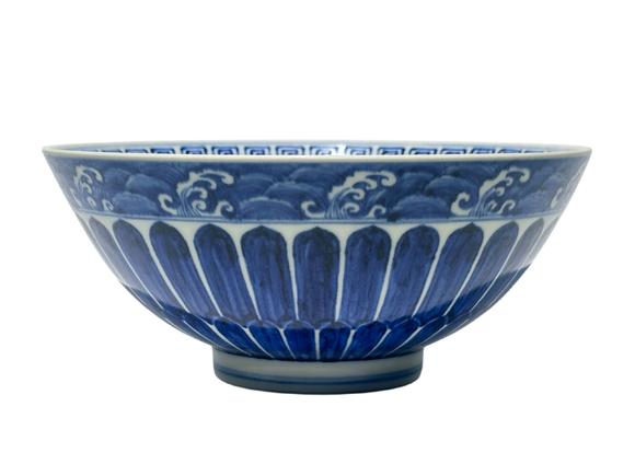 Castle AuctionA Chinese large Blue-and-white bowl with chrysanthemum petal  patterns, Ming Dynasty Pr. 