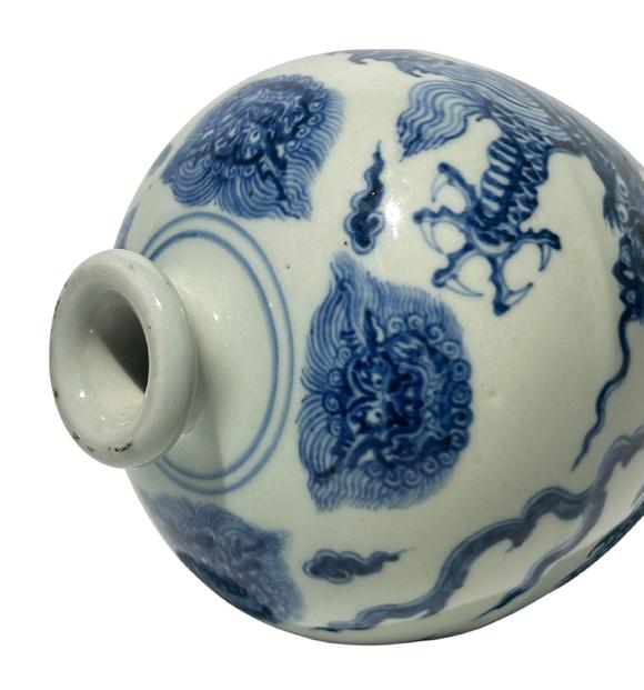Castle AuctionA Chinese blue-and-white plum vase decorated with cloud and dragon patterns, Ming Dynasty Pr. 