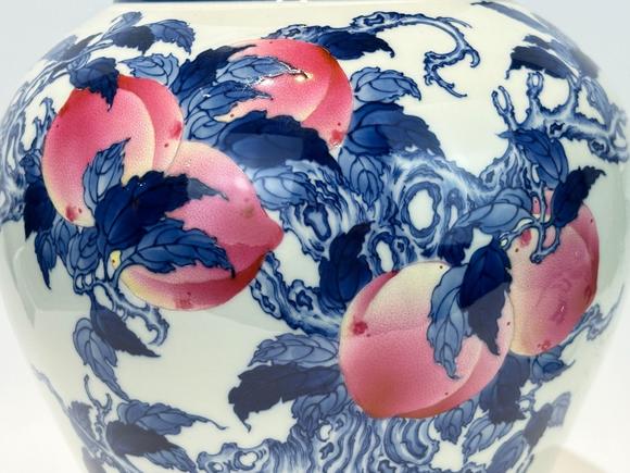 Castle AuctionA Chinese lided Blue and white vase with famille rose peach-patterned, Republic Pr.