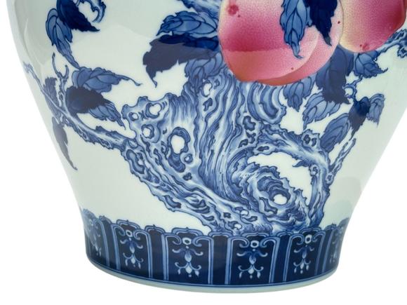 Castle AuctionA Chinese lided Blue and white vase with famille rose peach-patterned, Republic Pr.