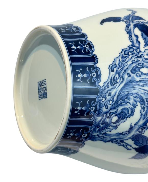 Castle AuctionA Chinese lided Blue and white vase with famille rose peach-patterned, Republic Pr.