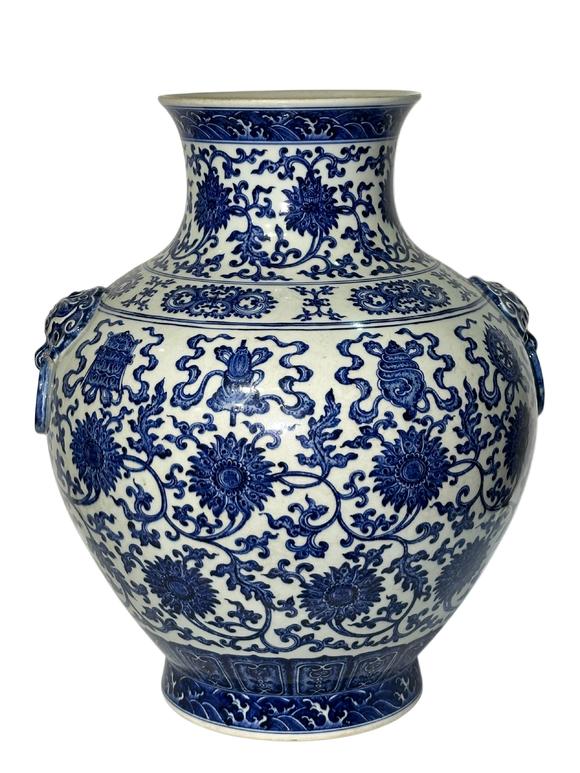 Castle AuctionA Chinese large Blue&White vase with double ears, Qian Long Pr. 