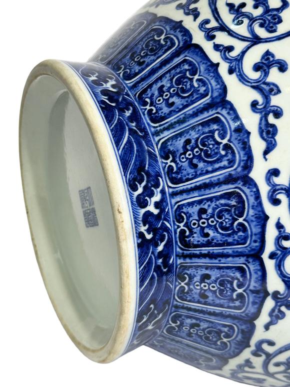 Castle AuctionA Chinese large Blue&White vase with double ears, Qian Long Pr. 
