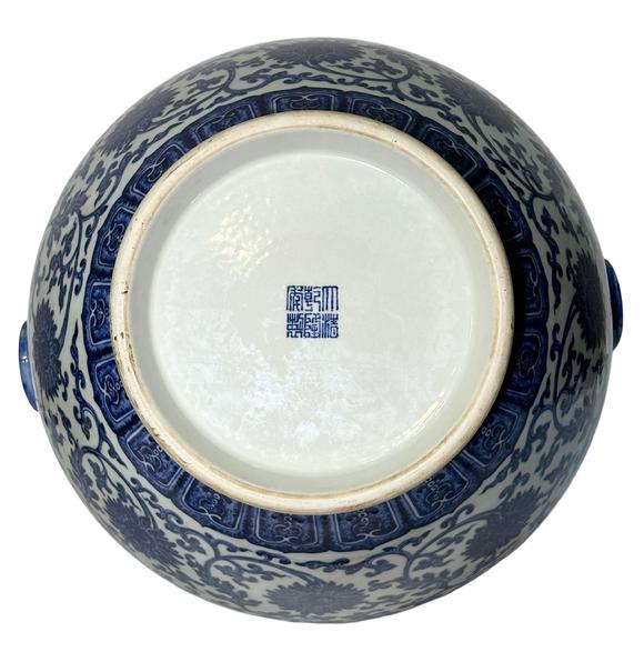 Castle AuctionA Chinese large Blue&White vase with double ears, Qian Long Pr. 