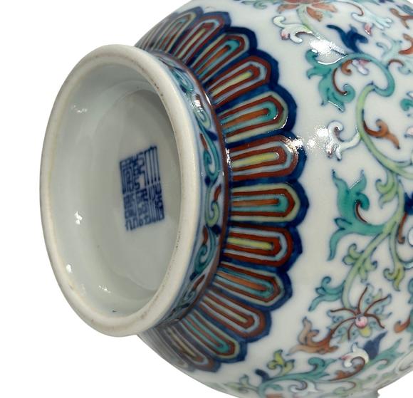 Castle AuctionA Chinese docai pot with cover, Qian Long Pr. 