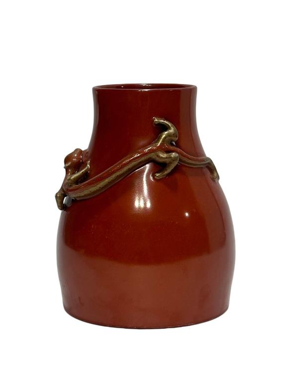 Castle AuctionA Chinese red vase with dragon deco, Qian Long Pr. 