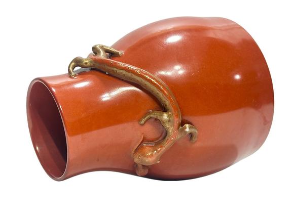Castle AuctionA Chinese red vase with dragon deco, Qian Long Pr. 