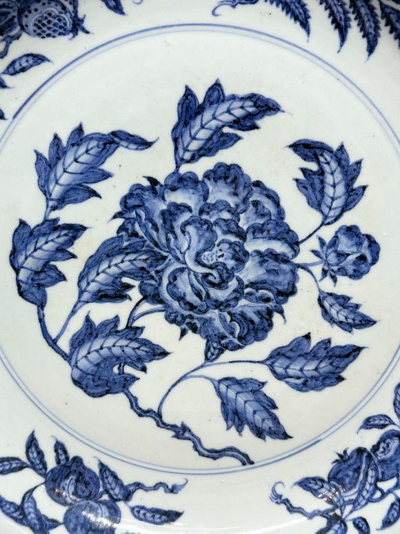 Castle AuctionA large Blue&White plate decorated with flower, Ming Dynasty Pr. 