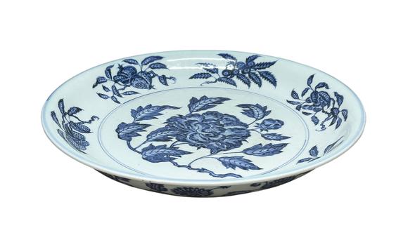 Castle AuctionA large Blue&White plate decorated with flower, Ming Dynasty Pr. 