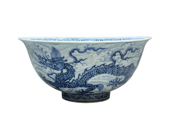 Castle AuctionA large Blue-and-white bowl decorated with sea-water dragon pattern, Ming Dynasty Pr. 