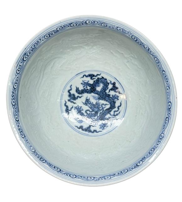 Castle AuctionA large Blue-and-white bowl decorated with sea-water dragon pattern, Ming Dynasty Pr. 