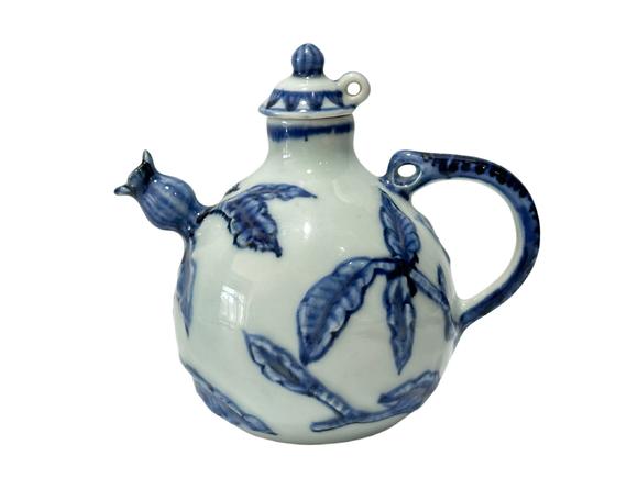 Castle AuctionA Chinese Blue-and-white pot, Ming Dynasty Pr. 