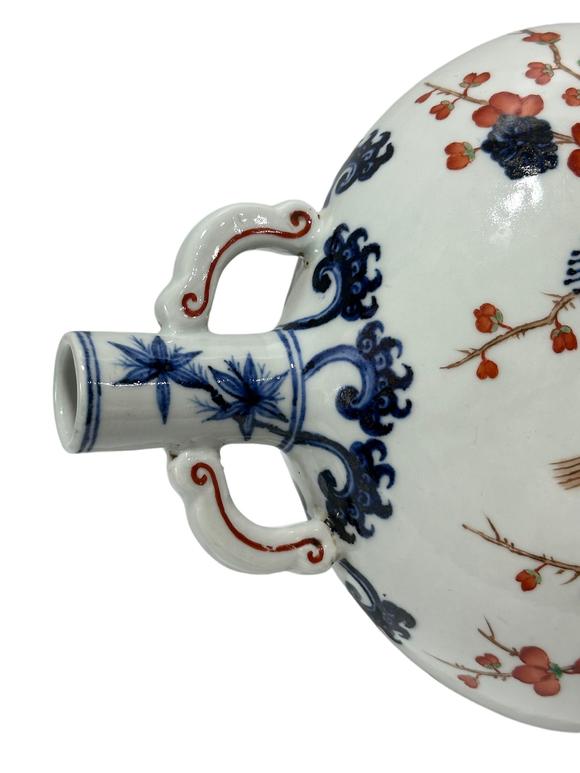 Castle AuctionA Chinese Blue and white moonflask vse with Famille Verte deco, Ming Dynasty Pr. 