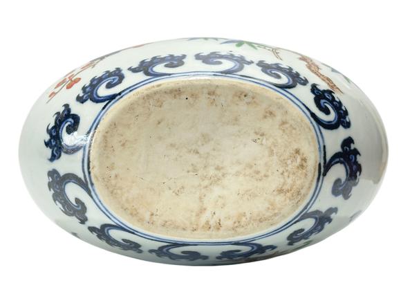 Castle AuctionA Chinese Blue and white moonflask vse with Famille Verte deco, Ming Dynasty Pr. 