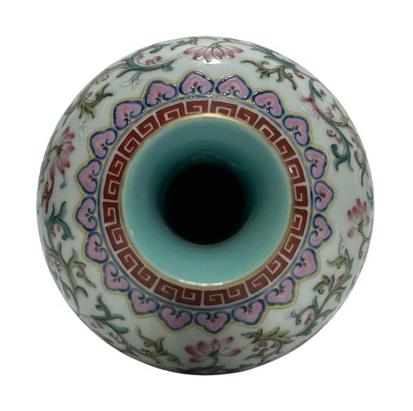 Castle AuctionA Chinese Famille Rose vase, Qian Long Pr. 